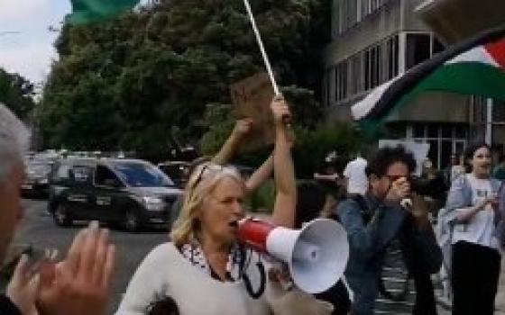 امرأة تهتف في احتجاج داعم لفلسطين
