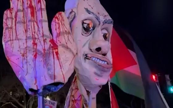 مجسم نتنياهو ملطخ باللون الأحمر في مظاهرة أمريكية ضد زيارته للبيت الأبيض