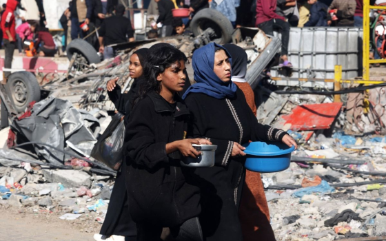 سيدتان تمشيان بين الدمار في غزة  