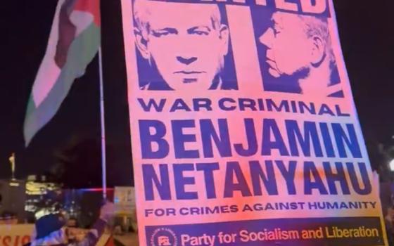 لافتة ضد نتنياهو تم رفعها بمظاهرة تندد بزيارته للبيت الأبيض