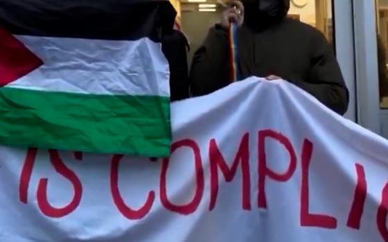 طالب يهتف باحتجاج داعم لفلسطين