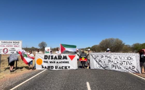 أستراليون يغلقون طريقًا مؤديًا لقاعدة عسكرية مشتركة مع أمريكا