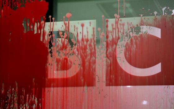 مبنى البي بي سي ملطخ بالطلاء الأحمر