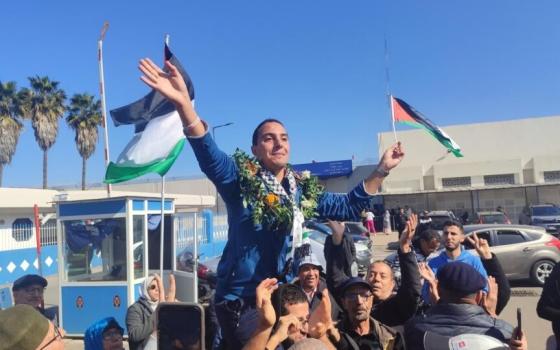 الاحتفال بالناشط إسماعيل الغزاوي بعد إطلاق سراحه