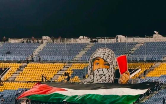 لافتة تضامنية_ أظهروا الكرت الأحمر لإسرائيل في مدرجات الملعب