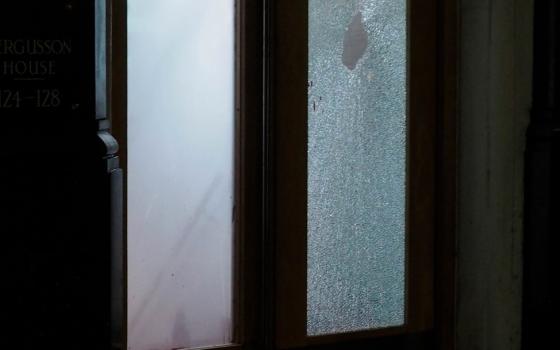 تكسير زجاج شركة إيجل التي يملكها مصنع الأسلحة الإسرائيلي إلبيت