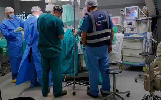 أطباء يجرون عملية