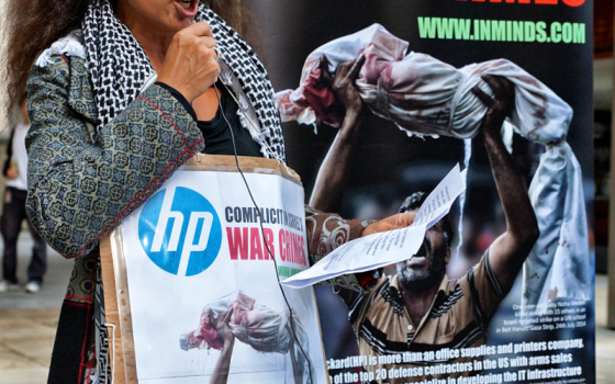 داعمة لفلسطين تخطب في احتجاج ضد شركة HP