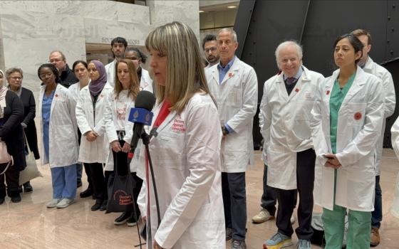 أطباء محتجون داخل الكونغرس الأمريكي للمطالبة بوقف تسليح الاحتلال وإطلاق سراح الأسرى الفلسطينيين من القطاع الصحي