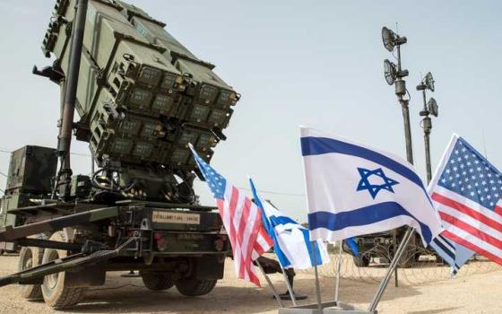 العلمان الأمريكي والإسرائيلي أمتم مركبة عسكرية