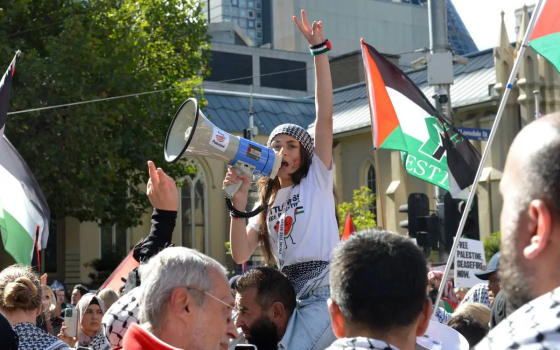 فتاة تهتف بمظاهرة داعمة لفلسطين