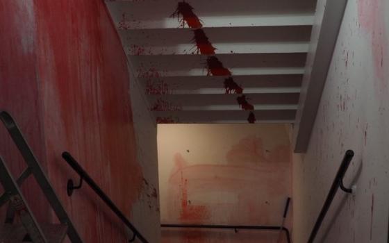 تلطيخ جدران بالطلاء الأحمر