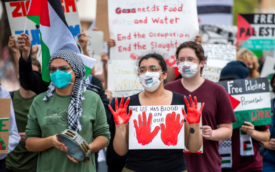 متضامنة ترتدي كمامة باحتجاج داعم لفلسطين