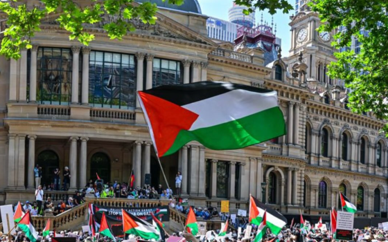 العلم الفلسطيني مرفوع في احتجاج داعم لفلسطين في أستراليا