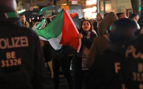 متضامنة ترفع العلم الفلسطيني في مظاهرة داعمة لفلسطين