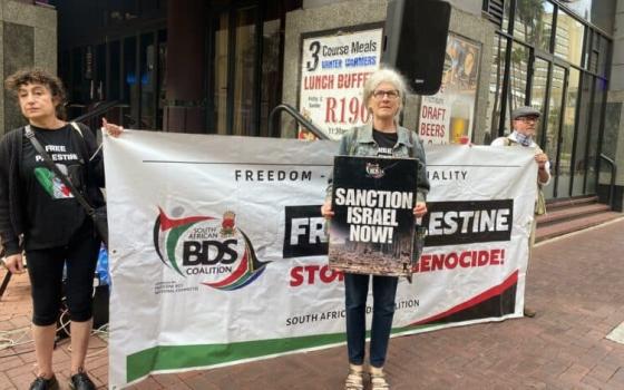 سيدة باحتجاج في جنوب أفريقيا ضد استضافة طبيب إسرائيلي