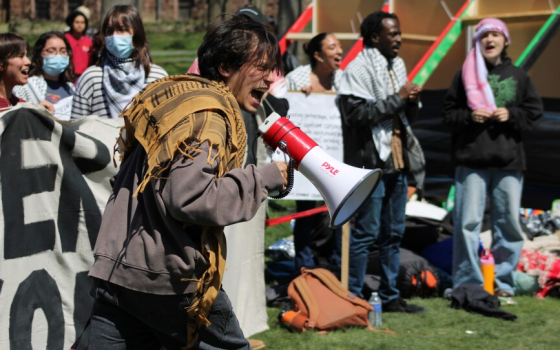 شخص يهتف باحتجاج داعم لفلسطين