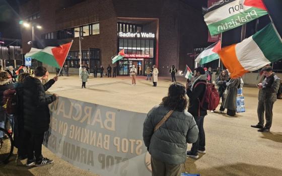 احتجاج داعم لفلسطين خارج مسرح سادلر