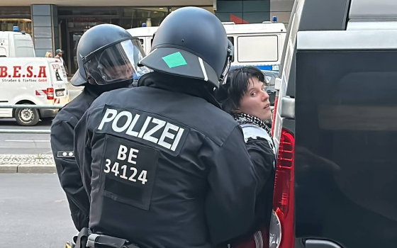 اعتقال فتاة خلال مظاهرة مؤيدة لفلسطين في ألمانيا