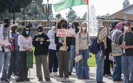 احتجاج بجامعة كاليفورنيا على تعليق مجموعات مؤيدة لفلسطين