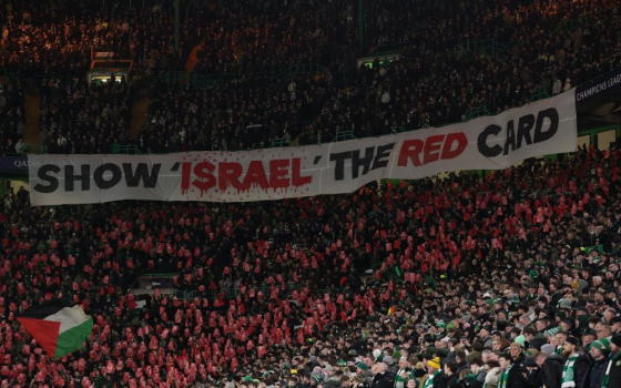 جماهير يرفعون لافتة تضامن مع غزة ومناهضة للاحتلال في دوري أوروبا