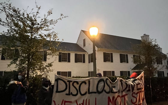 احتجاج داعم لفلسطين أمام منزل رئيس جامعة كاليفورنيا