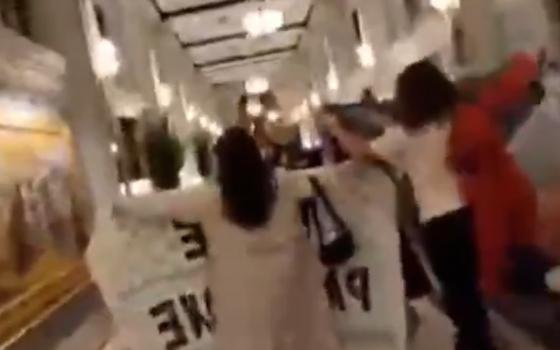 احتجاج بفندق ويلارد الذي يستضيف نتنياهو