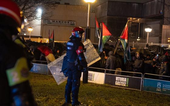 محتج ضد استضافة فريق مكابي تل أبيب في إسبانيا