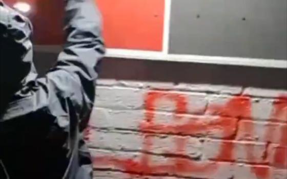 تلطيخ جدران شركة بالطلاء الأحمر