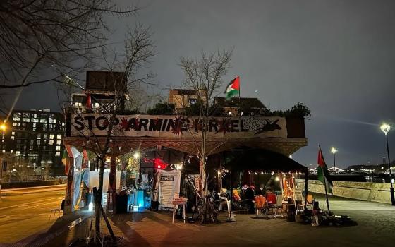 مخيم تضامني أمام السفارة الأمريكية في لندن