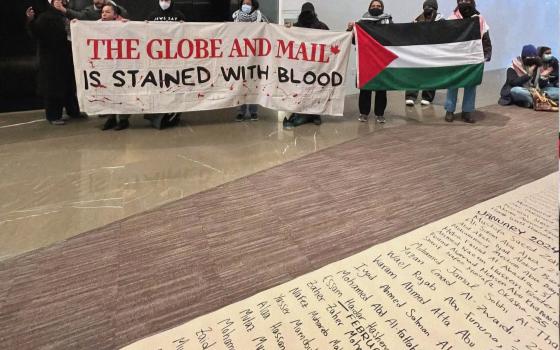 احتجاج داخل مقر صحيفة غلوب آند ميل الكندية تنديدًا بتحيزها للاحتلال