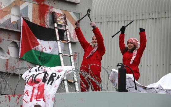 ناشطات حركة فلسطين يستهدفن مصنعًا للأسلحة