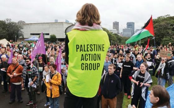 شخص يلقي كلمة بوقفة داعمة لفلسطين