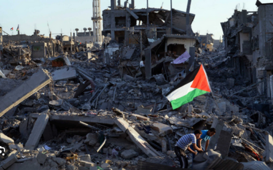 العلم الفلسطيني فوق الدمار_