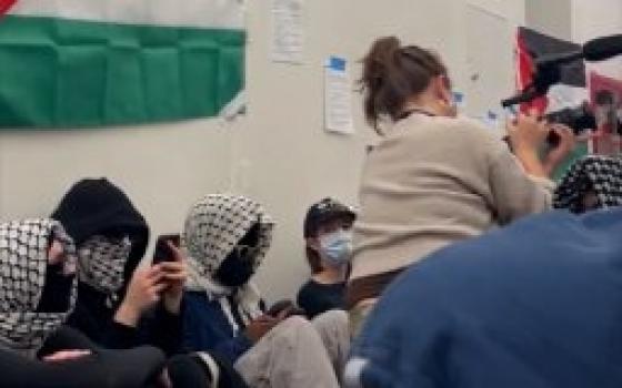 طلاب برنارد محتجون على طرد زميلين لهم لأنهما عطلا درسًا عن تاريخ الاحتلال