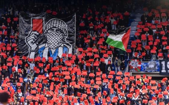 جماهير "ألافيس" الإسباني يرفعون لافتات تضامن مع فلسطين