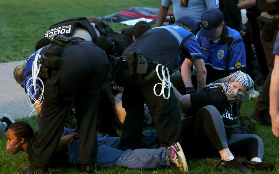 الشرطة تعتقل طلاب مؤيدين لفلسطين  