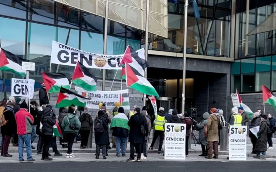 احتجاج داعم لفلسطين ضد دعم البنك المركزي الأيرلندي للاحتلال_