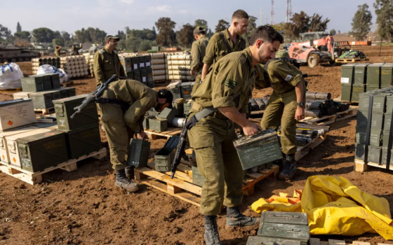 جنود الاحتلال يفرغون أسلحة