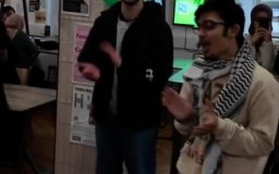 طلاي يصفقون باحتجاج داعم لفلسطين