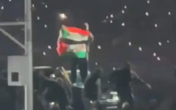 رفع العلمين الفلسطيني والسوداني