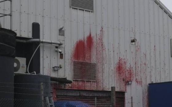 تلطيخ مبنى بالطلاء الأحمر