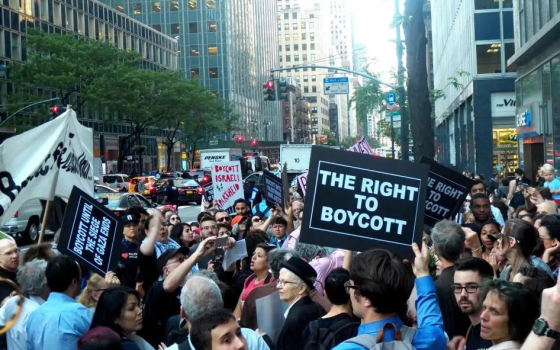 رفع لافتة لنا الحق بالمقاطعة في احتجاج داعم لفلسطين  