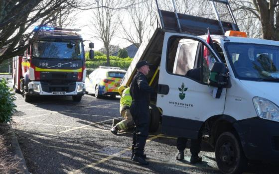 شاحنة تسد طريق الوصول لمصنع إلبيت للأسلحة الإسرائيلية