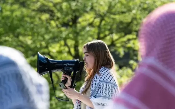 طالبة تخطب في احتجاج داعم لفلسطين