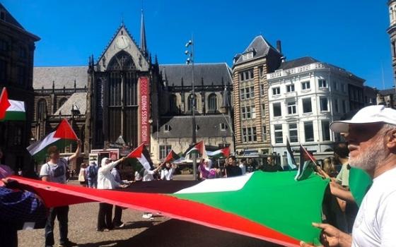 علم فلسطيني ضخم في مظاهرة داعمة لفلسطين في هولندا