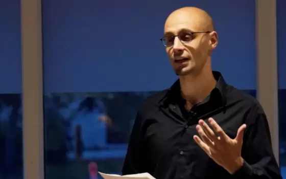 _الناشط والصحفي الكندي إيف إنجلر