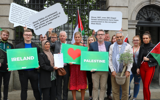احتجاج أيرلندي داعم لفلسطين لحزب شين فين