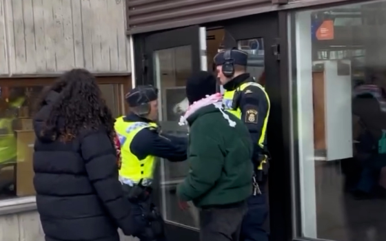 شرطة السويد تقمع شخص داعم لفلسطين