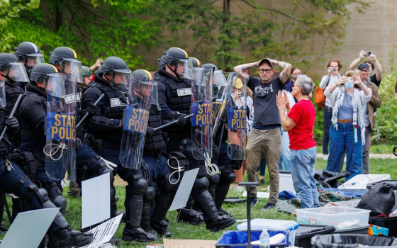الشرطة تحاصر متضامنين داعمين لفلسطين